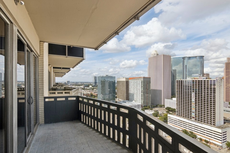 2016 Main Street, Unit 2507 Houston, TX 77002 - Photo 20 of 32 a view of a balcony