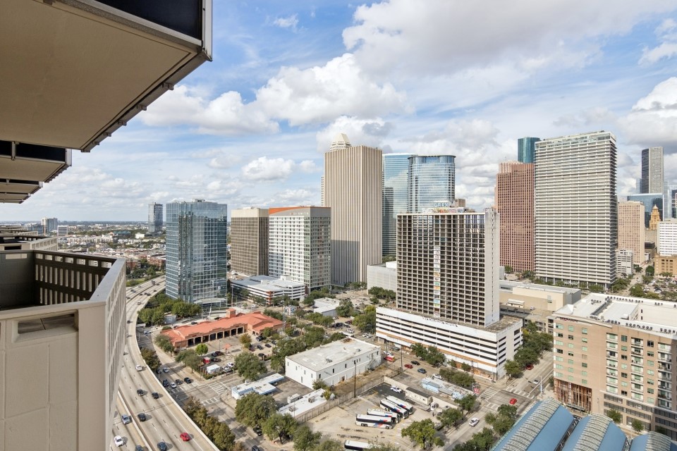 2016 Main Street, Unit 2507 Houston, TX 77002 - Photo 24 of 32 a view of city from terrace