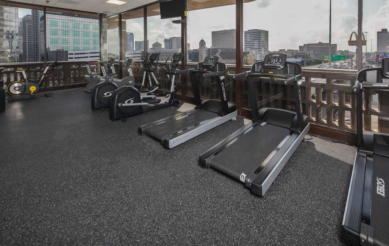 2016 Main Street, Unit 2507 Houston, TX 77002 - Photo 28 of 32 a view of a terrace with chairs