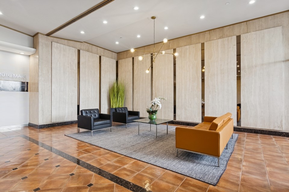 2016 Main Street, Unit 2507 Houston, TX 77002 - Photo 3 of 32 a living room with furniture and large window