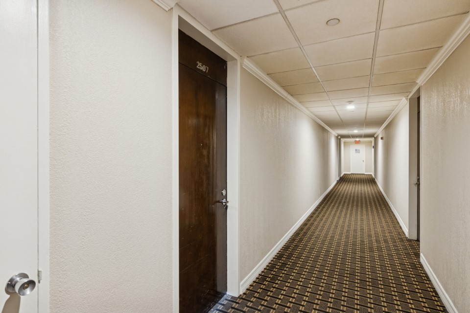 2016 Main Street, Unit 2507 Houston, TX 77002 - Photo 5 of 32 a view of hallway with a window