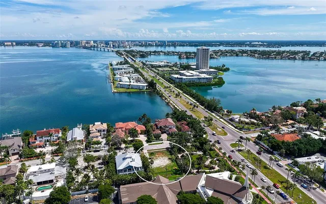 a picture of a city and lake view