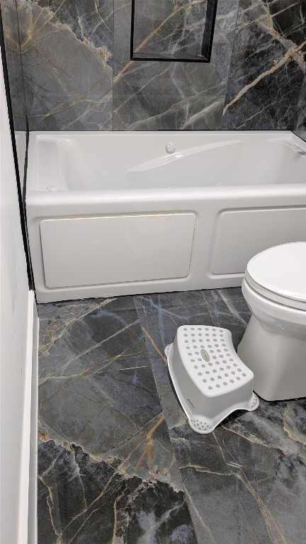 731 Post Street Houston, TX 77022 - Photo 16 of 25 a bathroom with a toilet a sink and a bathtub