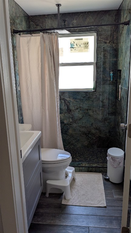 731 Post Street Houston, TX 77022 - Photo 24 of 25 a bathroom with a toilet and a shower