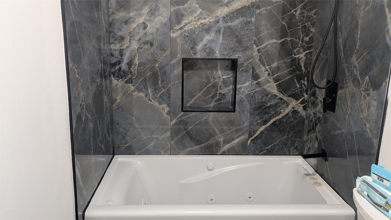 731 Post Street Houston, TX 77022 - Photo 6 of 25 a bathroom with a bathtub