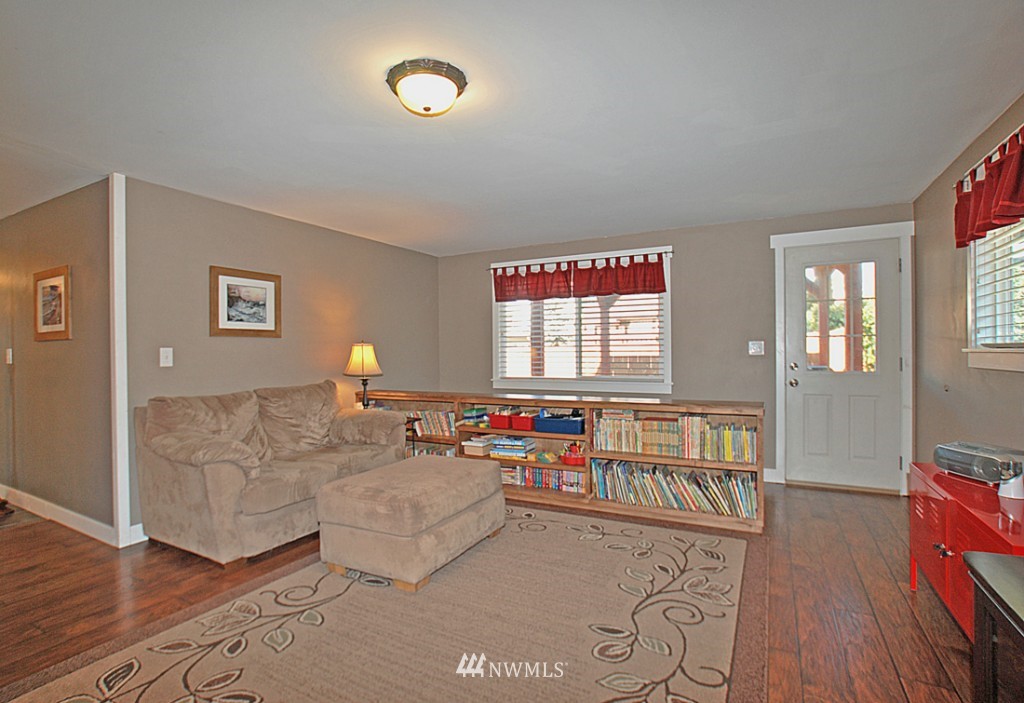 10414 Northeast 197th Street Bothell, WA 98011 - Photo 9 of 21 Gallery Image 9