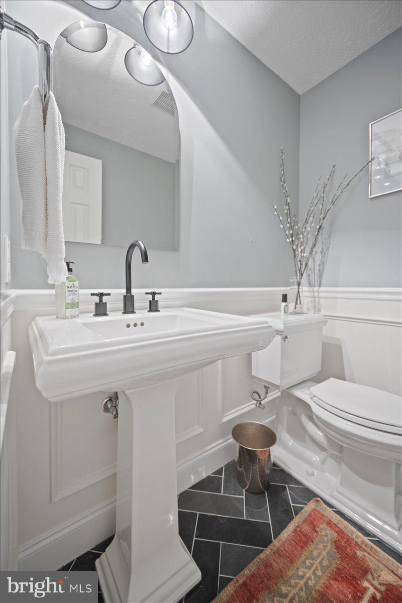 6219 Garretson Street Burke, VA 22015 - Photo 23 of 43