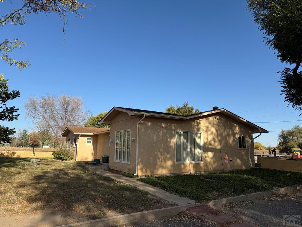 a view of a house with a yard
