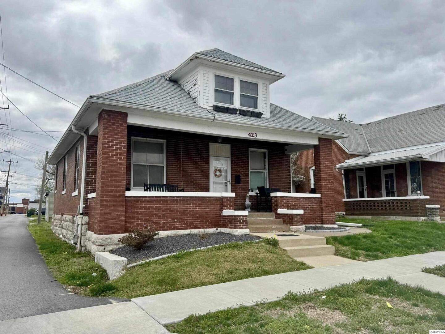 423 North 14th Street Quincy, IL 62301 - Photo 1 of 21 a front view of a house with yard and green space