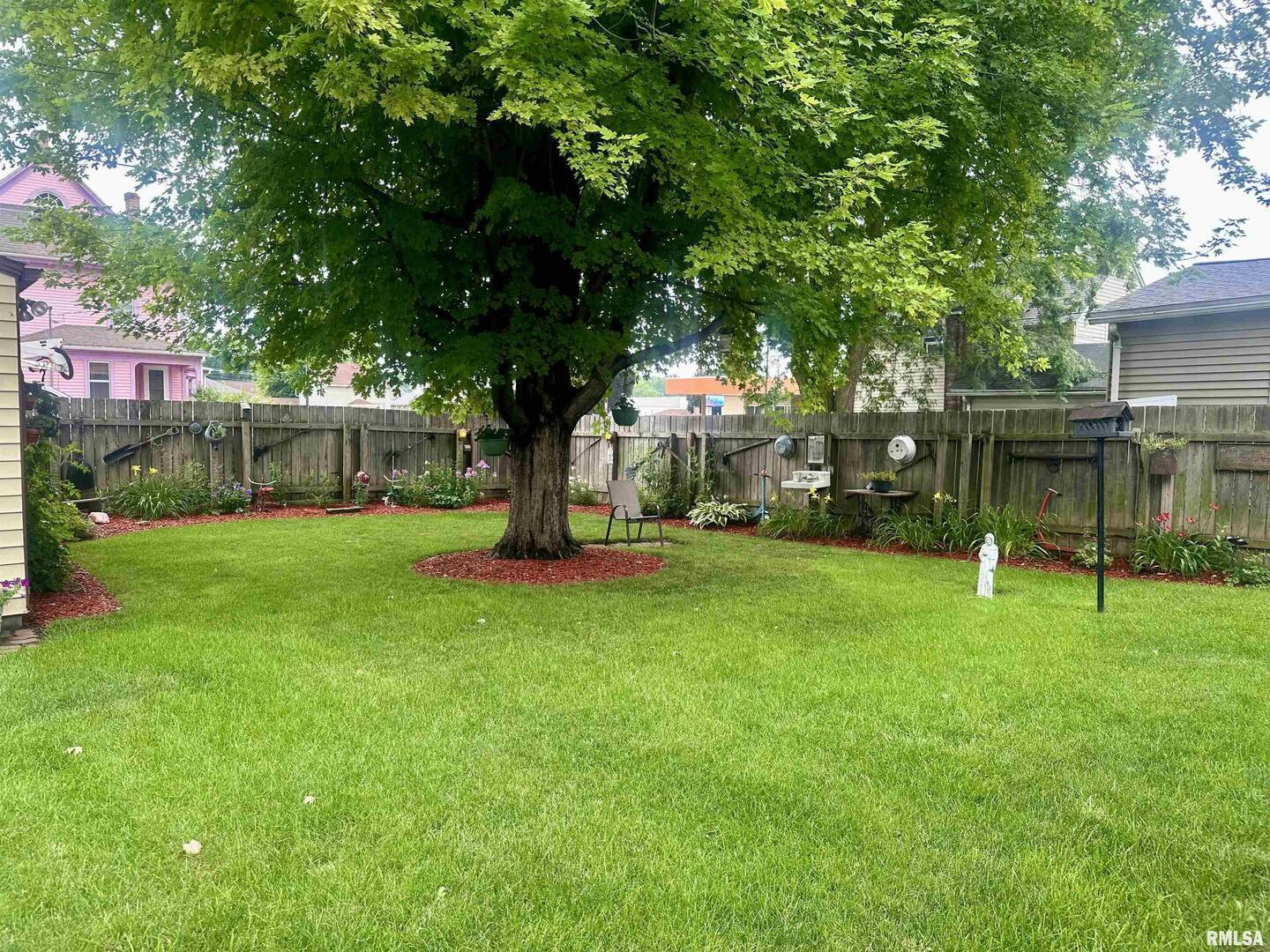 1723 Pershing Boulevard Clinton, IA 52732 - Photo 11 of 47