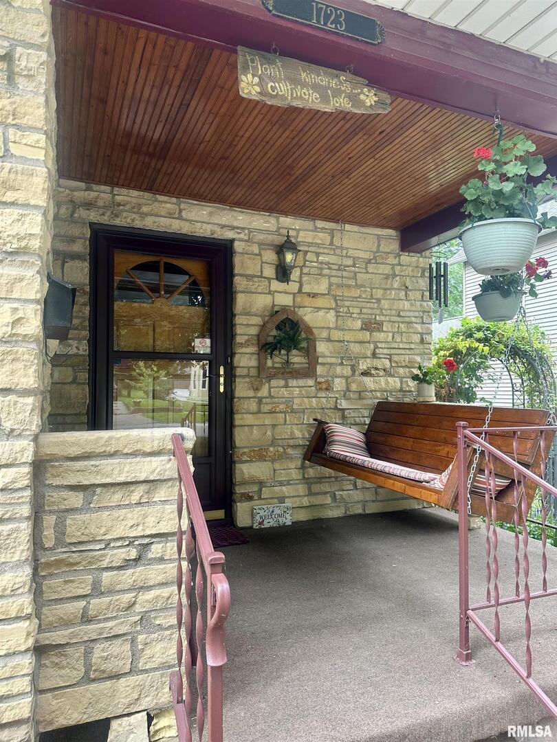 1723 Pershing Boulevard Clinton, IA 52732 - Photo 3 of 47