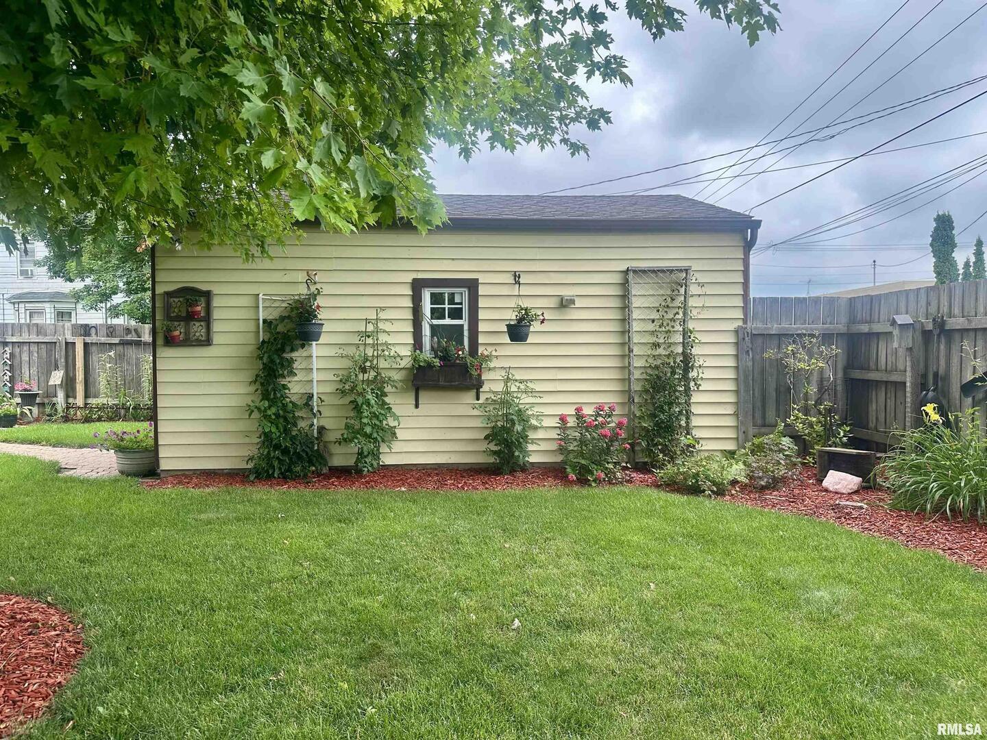 1723 Pershing Boulevard Clinton, IA 52732 - Photo 8 of 47