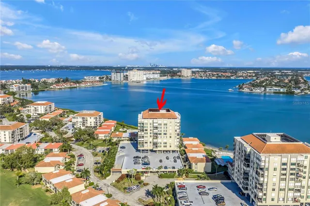 a picture of city view with lake view