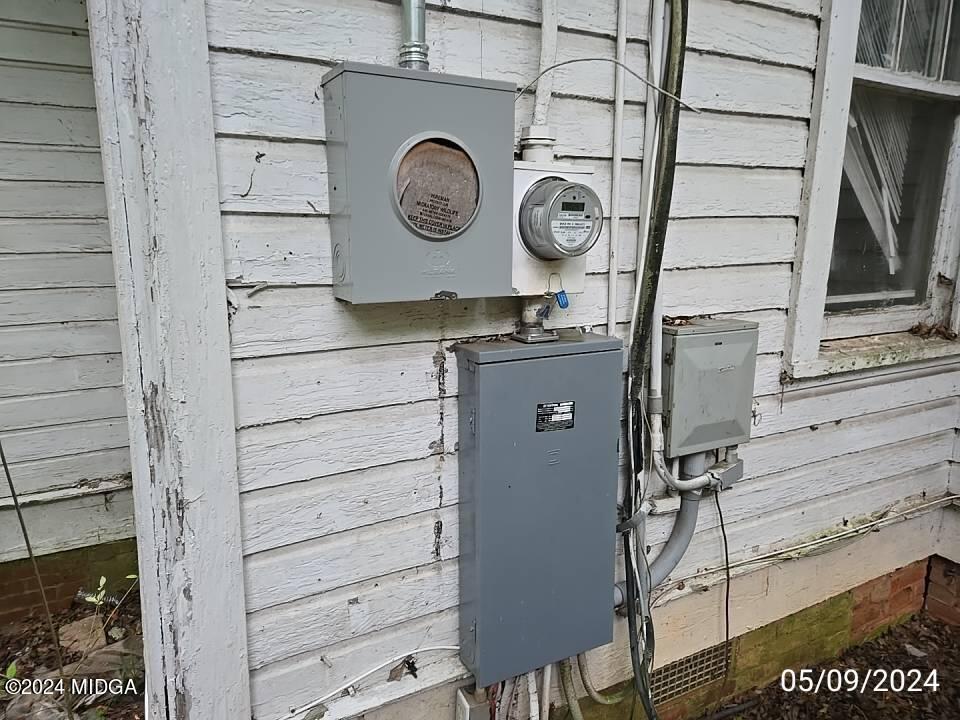 1627 Upper River Road Macon, GA 31211 - Photo 3 of 23 a bathroom with a cabinets and a stove