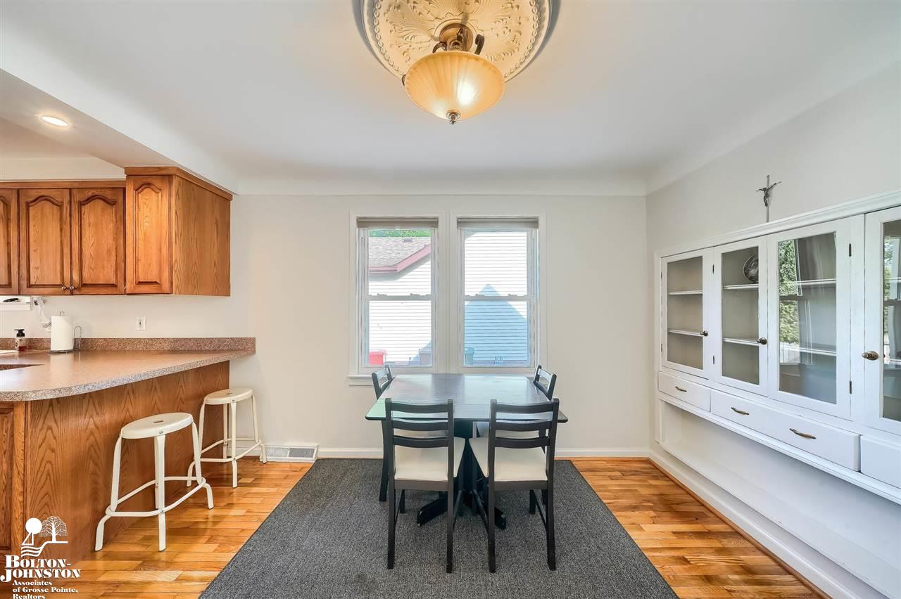 2110 Roslyn Road Grosse Pointe Woods, MI 48236 - Photo 13 of 30