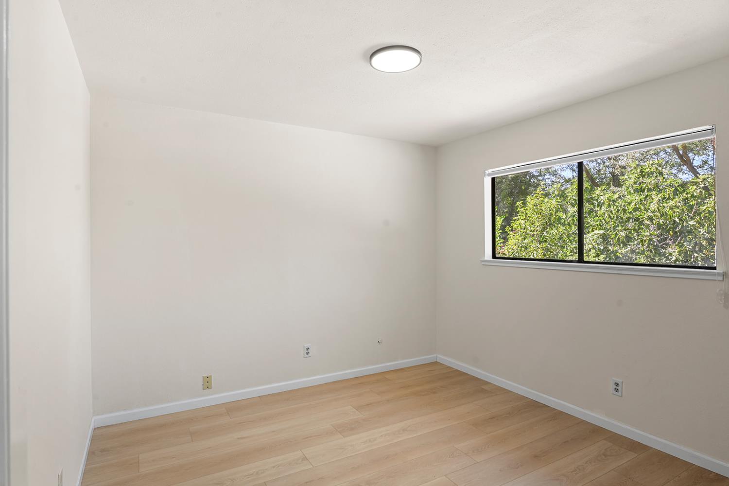 4121 Vista Way Davis, CA 95618 - Photo 16 of 32 an empty room with a window