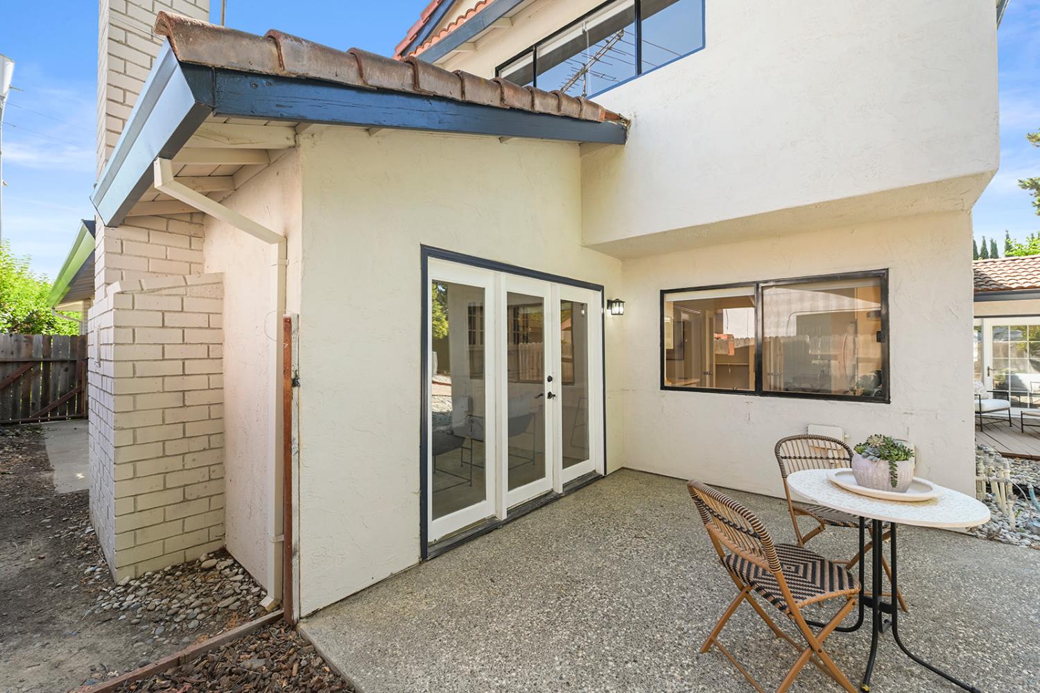 4121 Vista Way Davis, CA 95618 - Photo 28 of 32 a balcony with table and chairs