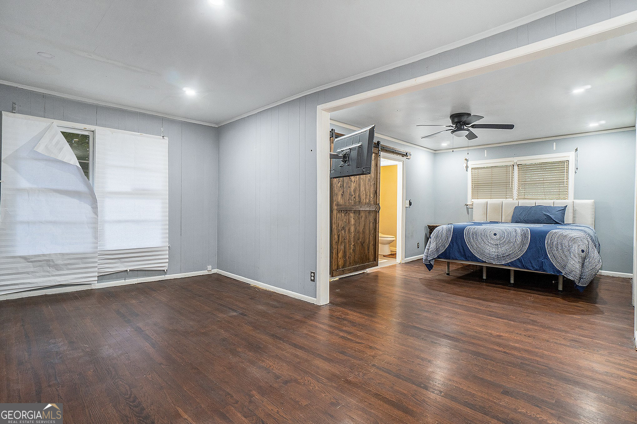 3382 Bobolink Circle Southwest Atlanta, GA 30311 - Photo 12 of 15 a view of a livingroom with furniture and a window