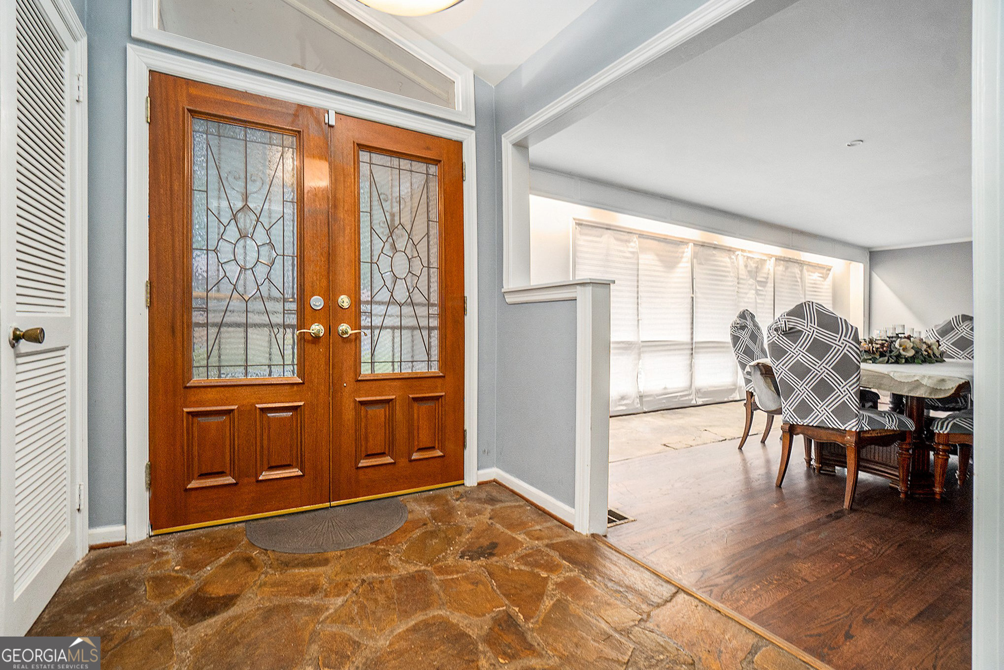 3382 Bobolink Circle Southwest Atlanta, GA 30311 - Photo 2 of 15 a view of a livingroom with furniture and window
