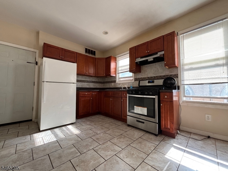 225 Ripley Place, Unit 3 Elizabeth Port, NJ 07206 - Photo 2 of 9 Gallery Image 2