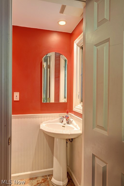 2897 Hampshire Road Cleveland, OH 44118 - Photo 13 of 20 Gallery Image 13