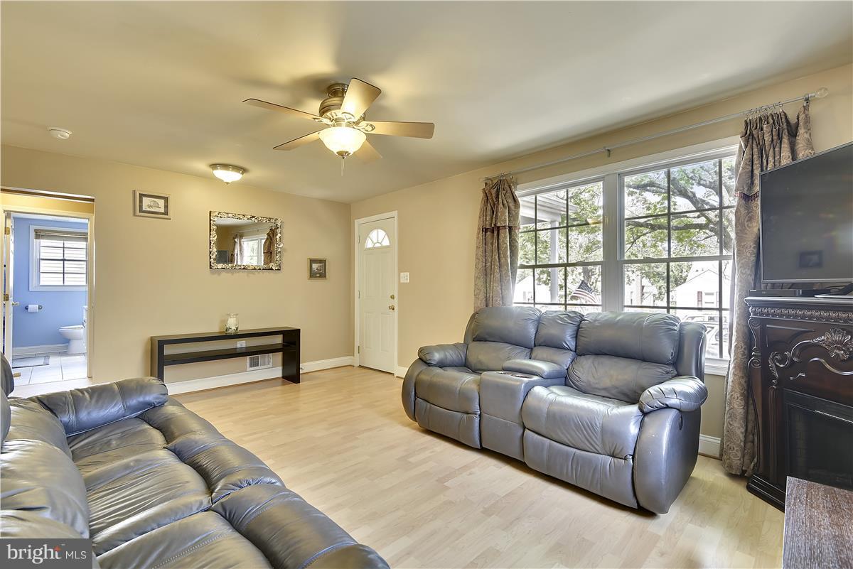 545 Cleveland Road Linthicum Heights, MD 21090 - Photo 8 of 30 Living Room