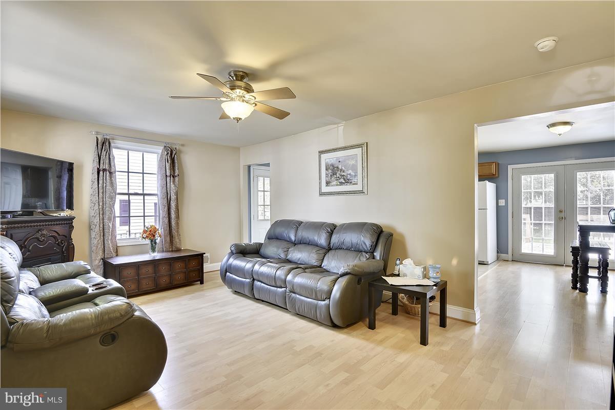 545 Cleveland Road Linthicum Heights, MD 21090 - Photo 9 of 30 Living Room