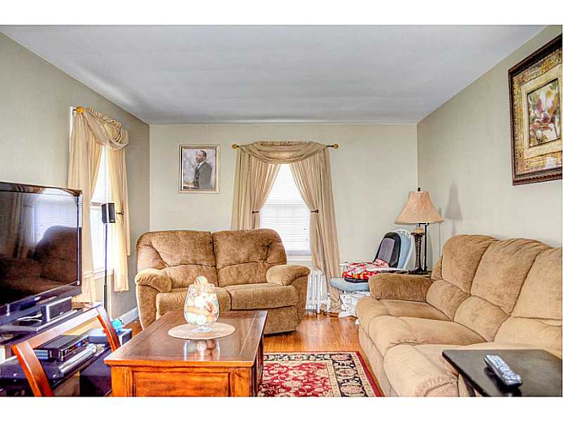 11 Viking Road Cranston, RI 02910 - Photo 3 of 19 Living Room.