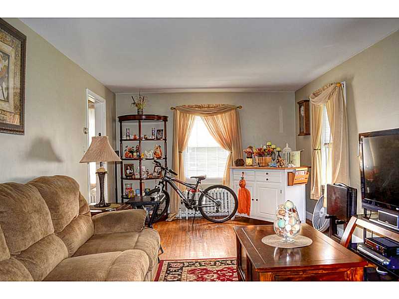 11 Viking Road Cranston, RI 02910 - Photo 4 of 19 Living Room.