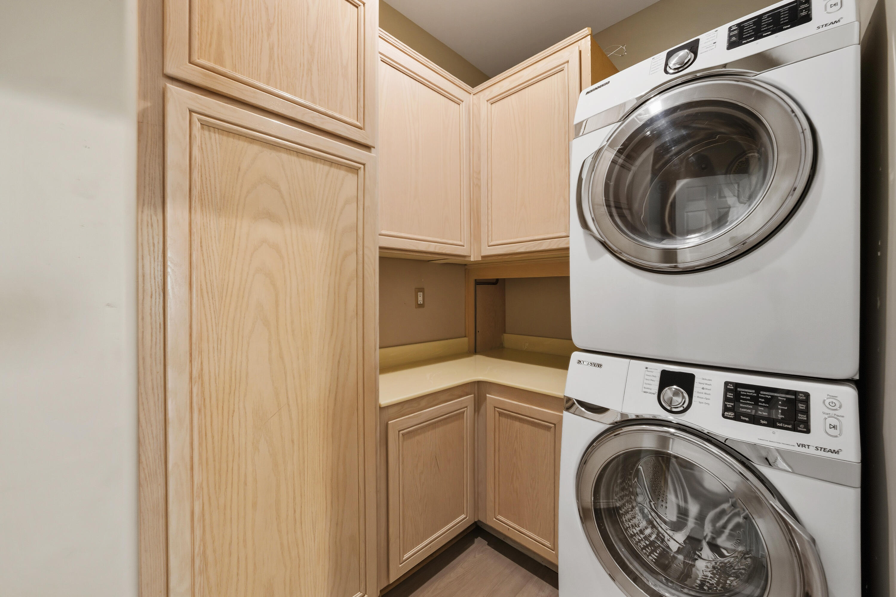 15 Florentina Drive Rancho Mirage, CA 92270 - Photo 25 of 34 a utility room with dryer and washer