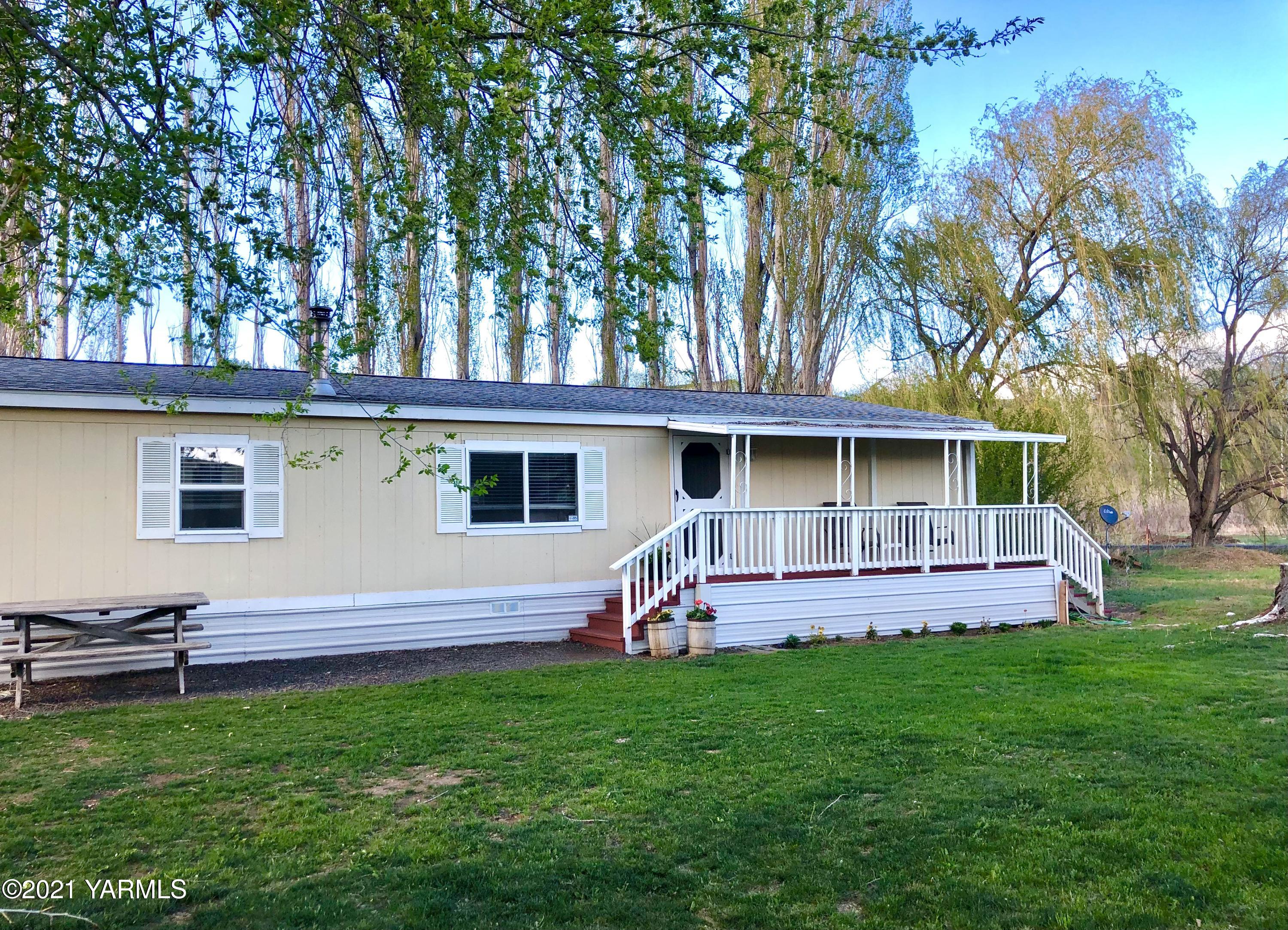 13807 Knox Road Yakima, WA 98908 - Photo 1 of 30 a front view of house with yard and seating area