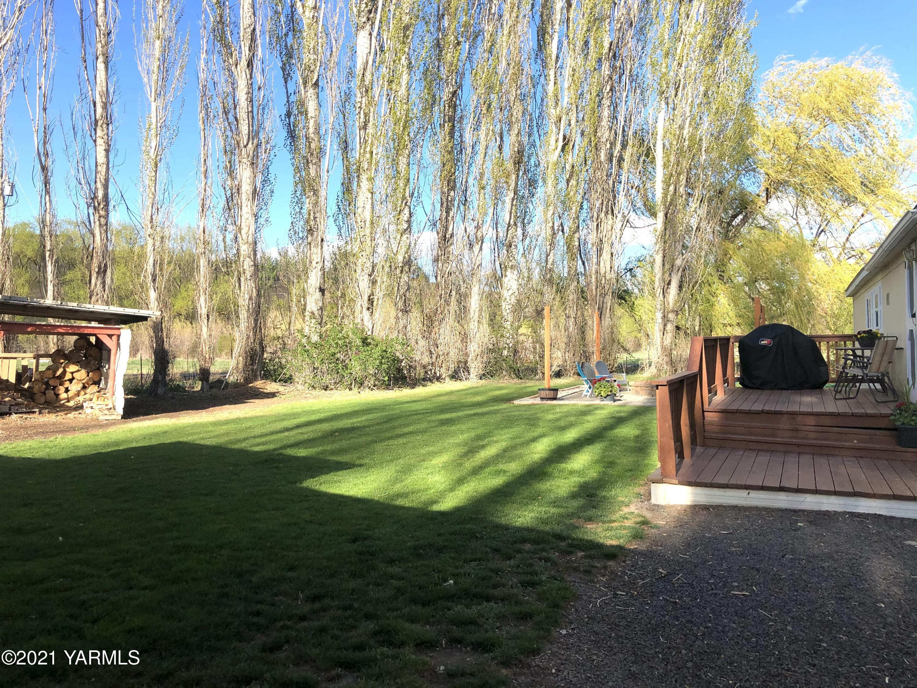 13807 Knox Road Yakima, WA 98908 - Photo 11 of 30 a garden view with a fountain