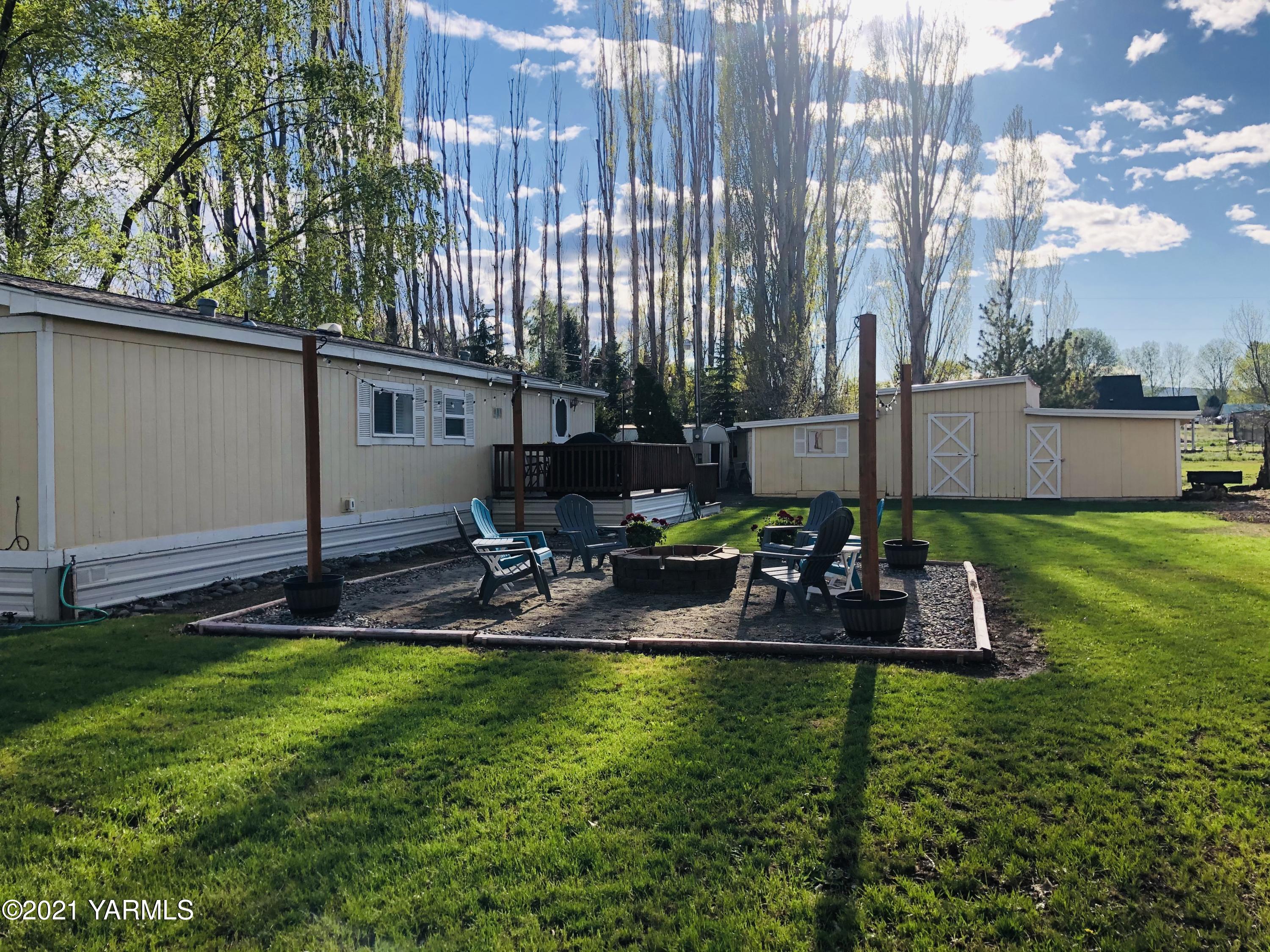 13807 Knox Road Yakima, WA 98908 - Photo 12 of 30 a view of outdoor space yard deck patio and outdoor seating