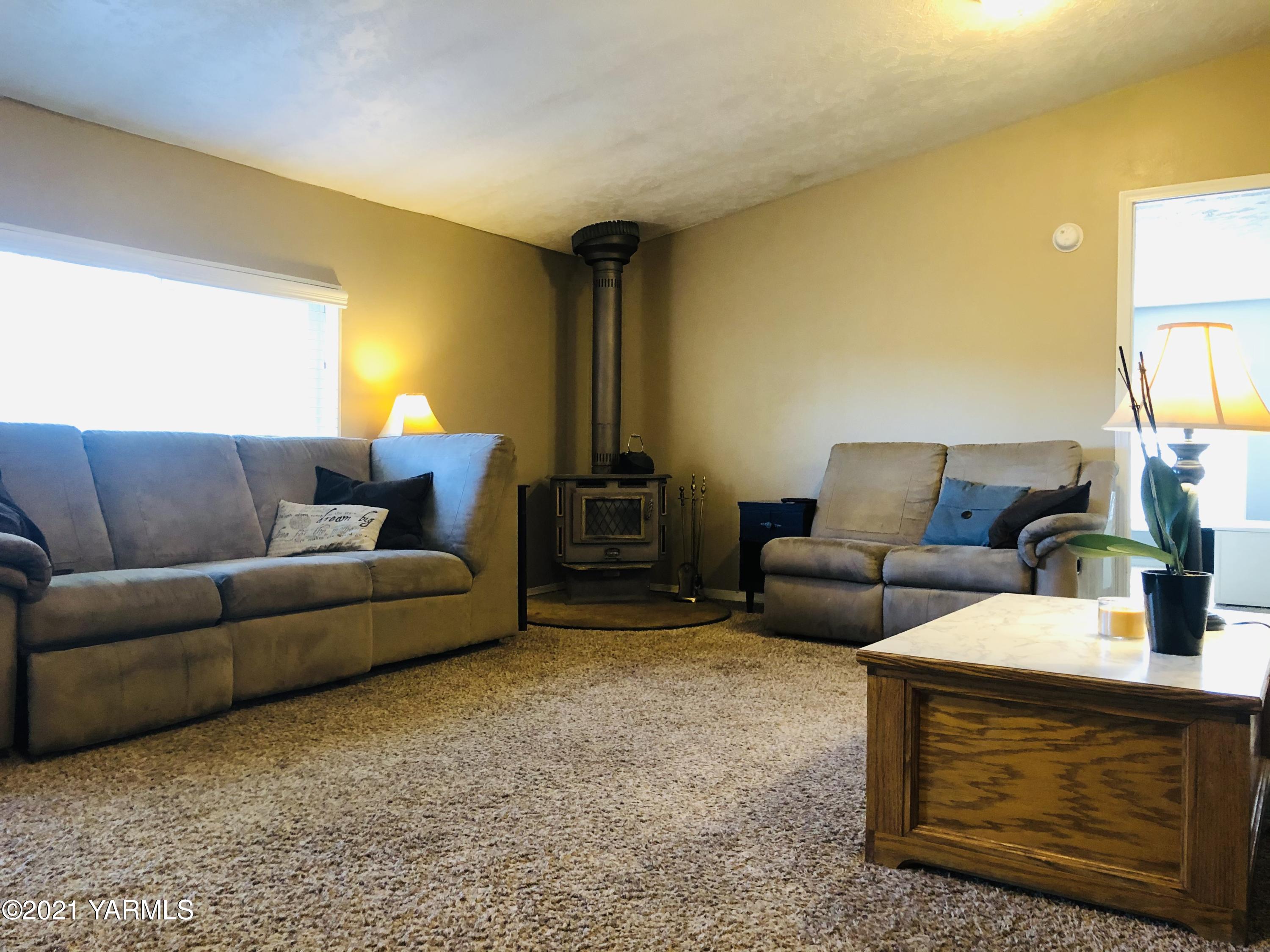 13807 Knox Road Yakima, WA 98908 - Photo 15 of 30 a living room with furniture and a fireplace