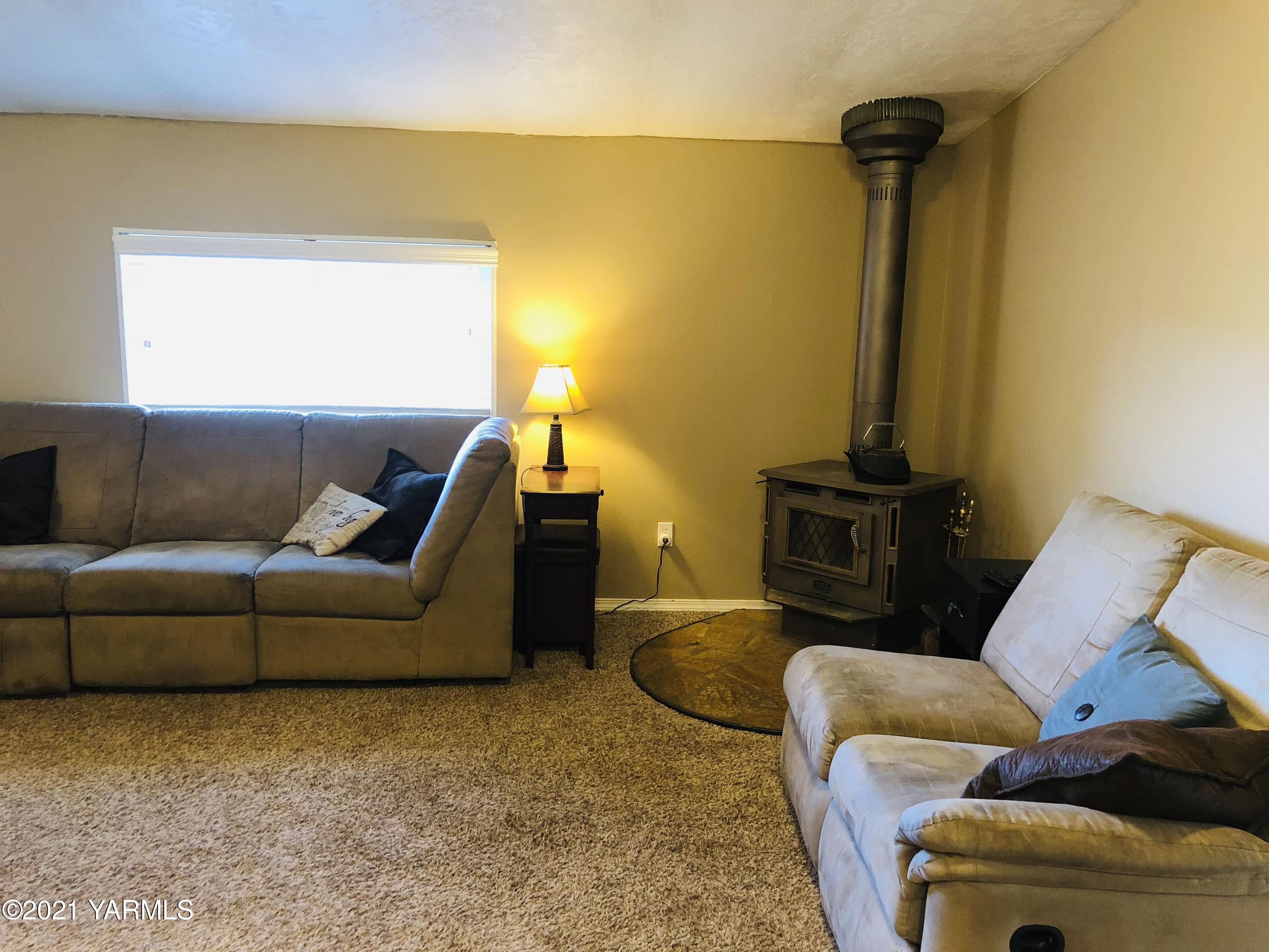 13807 Knox Road Yakima, WA 98908 - Photo 16 of 30 a living room with furniture and a couch