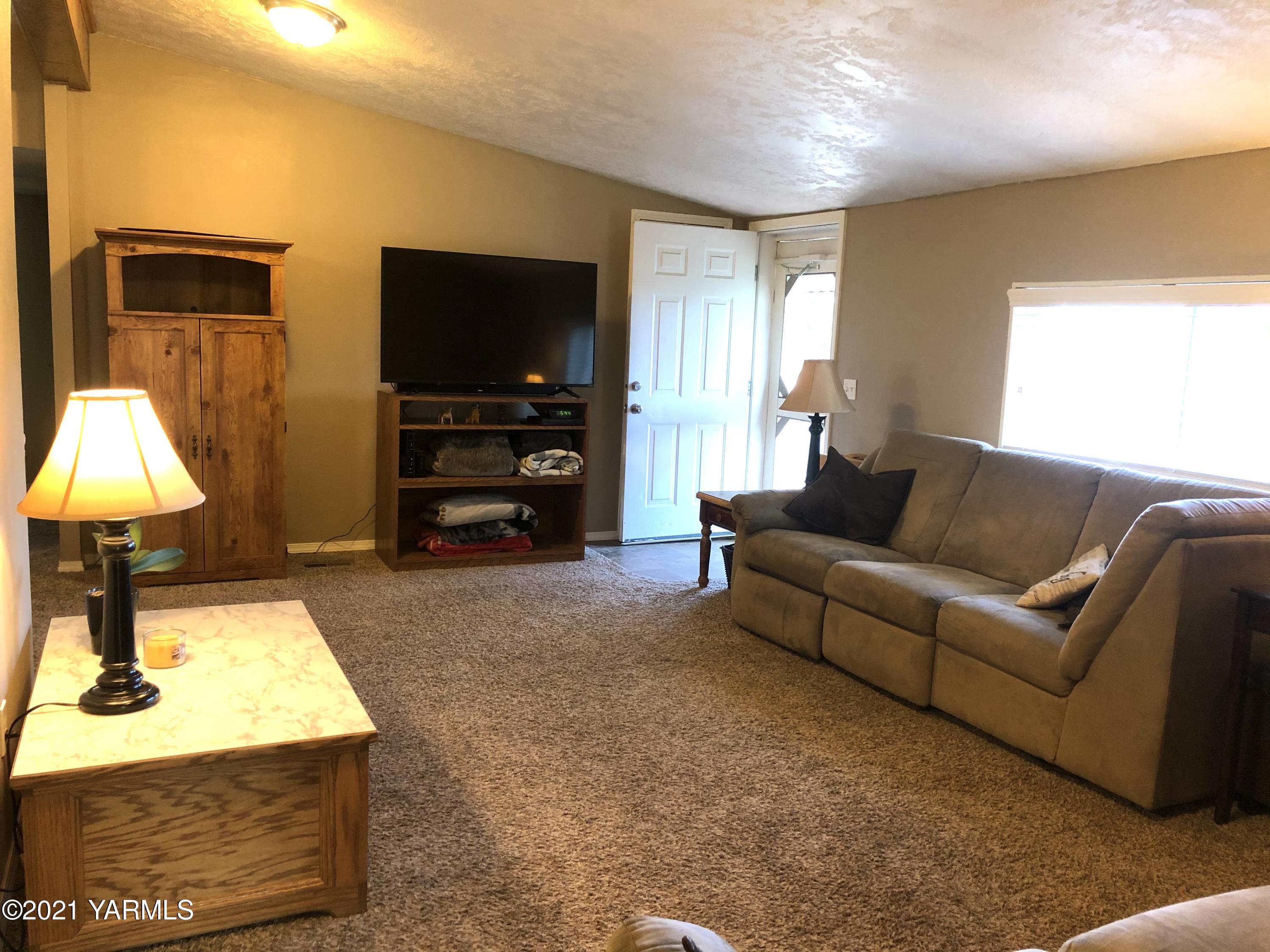 13807 Knox Road Yakima, WA 98908 - Photo 17 of 30 a living room with furniture and a flat screen tv