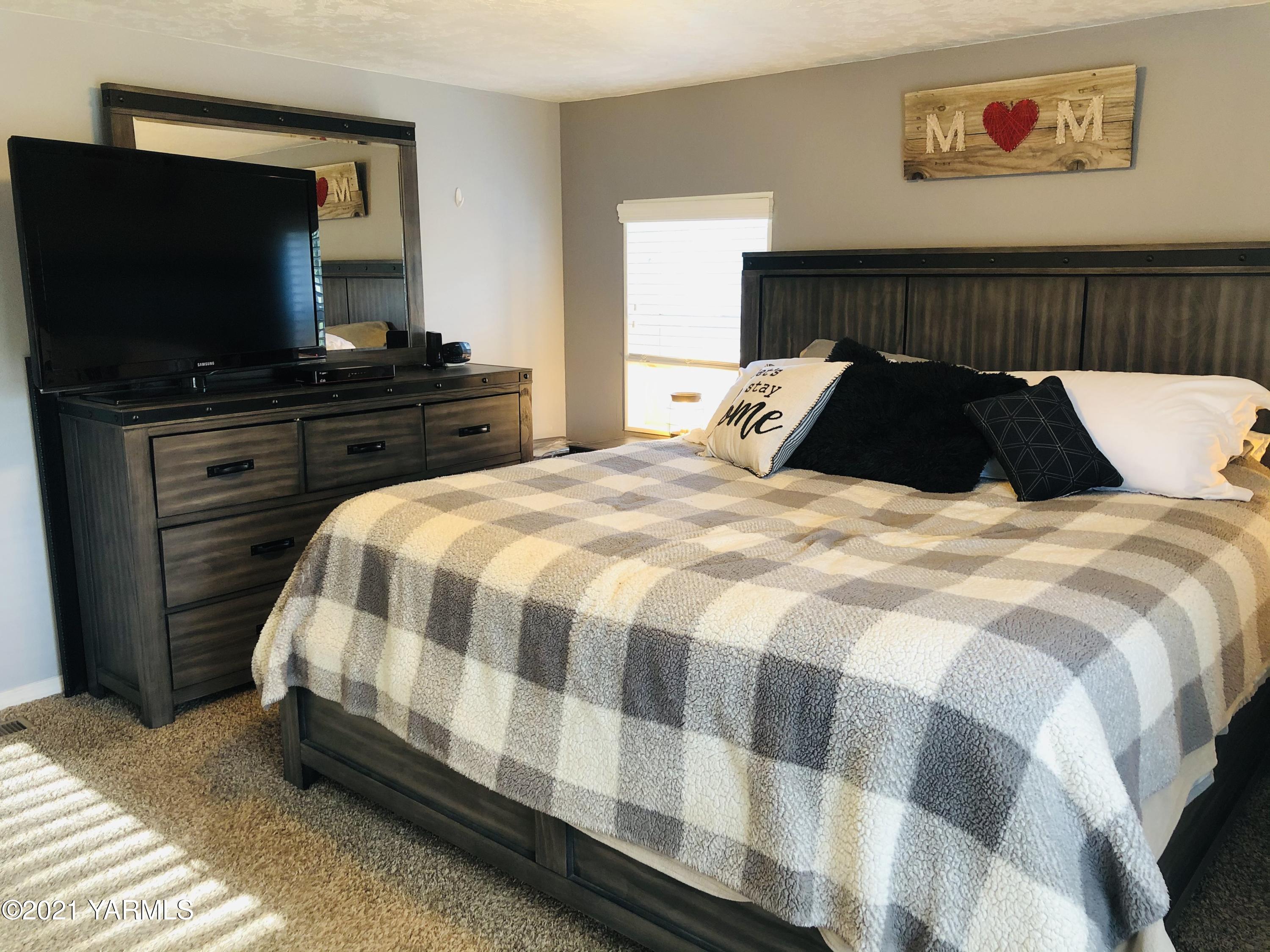 13807 Knox Road Yakima, WA 98908 - Photo 19 of 30 a bedroom with a bed and a flat screen television