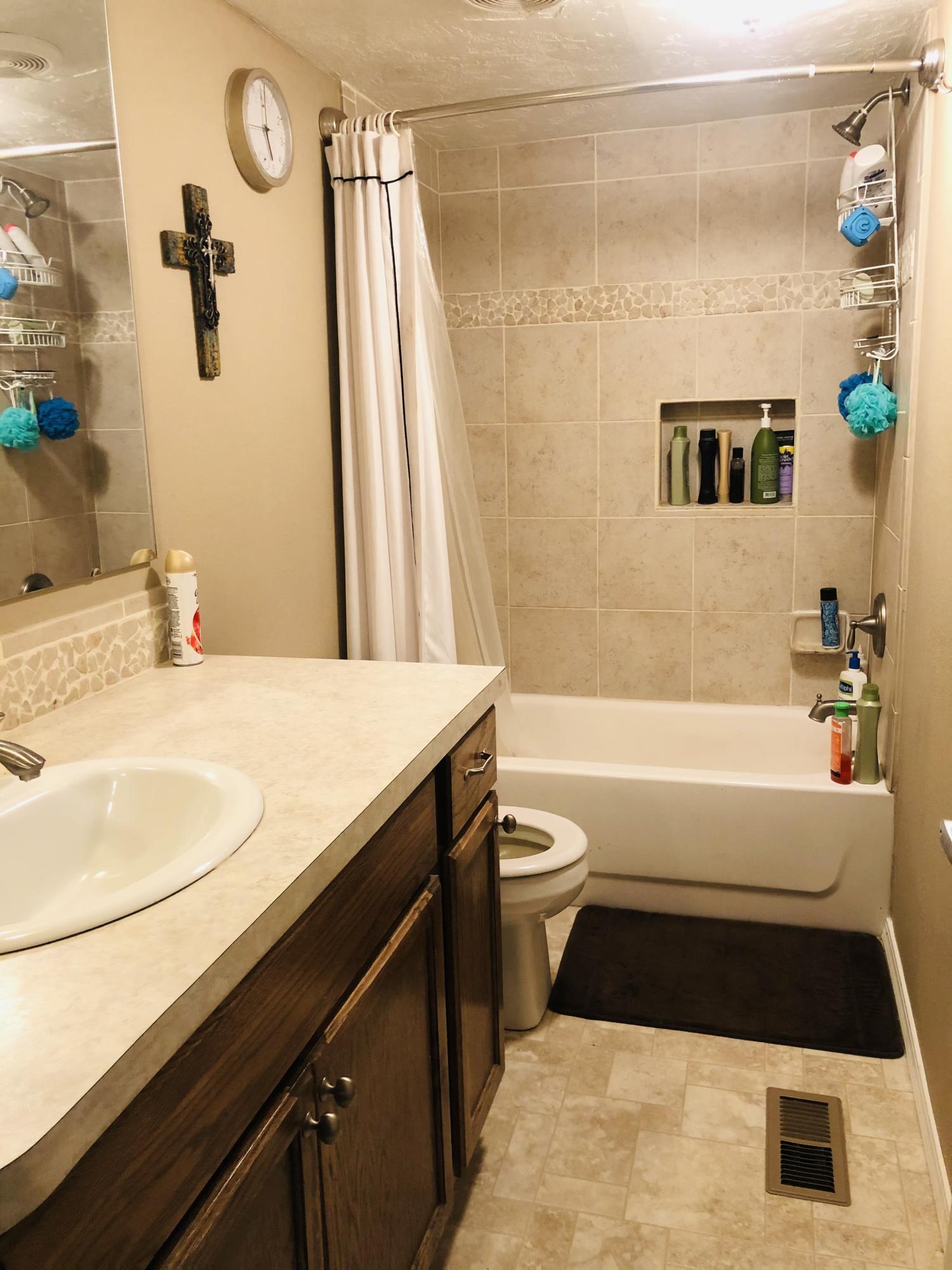 13807 Knox Road Yakima, WA 98908 - Photo 26 of 30 a bathroom with a sink and a bathtub