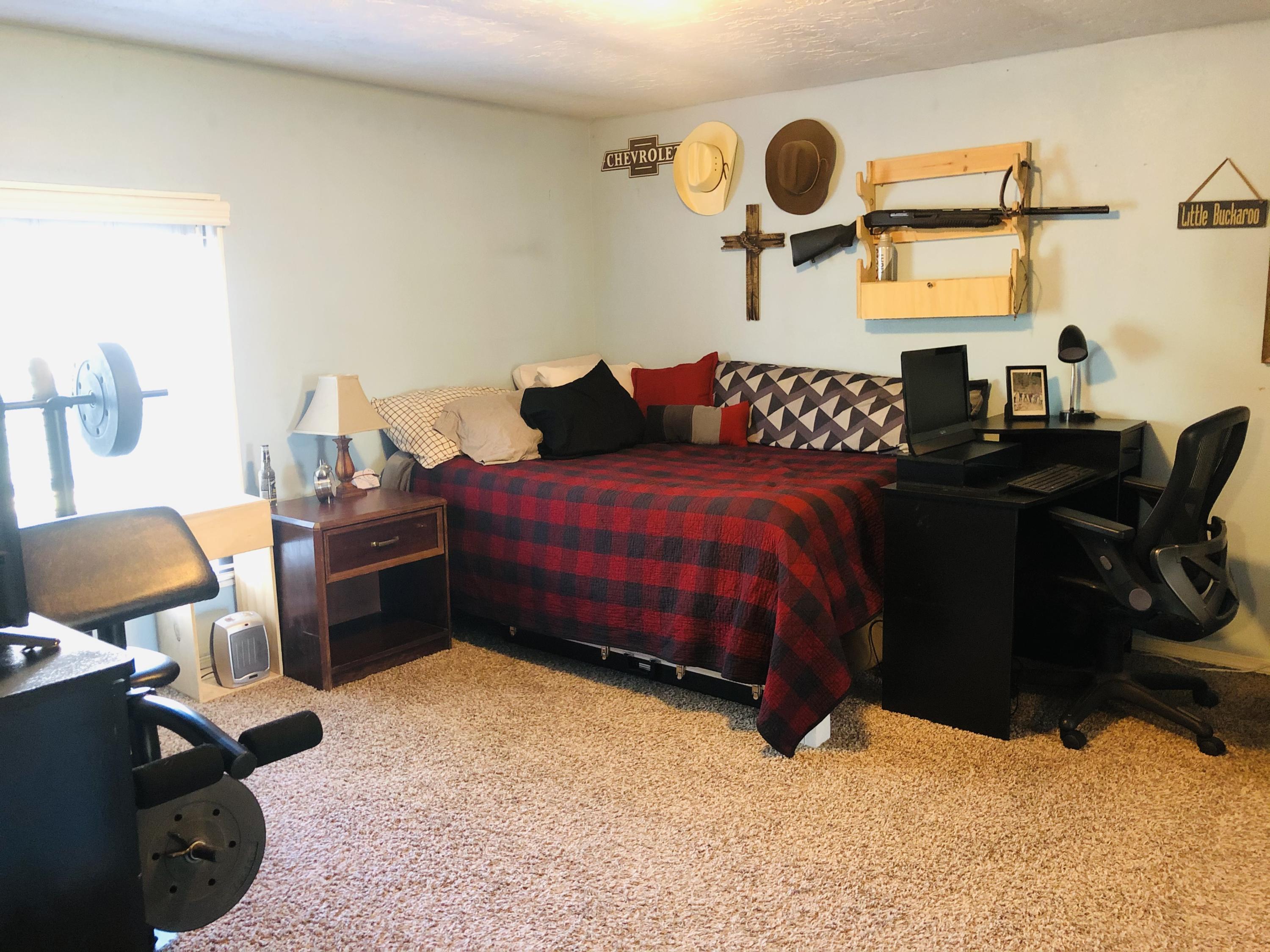 13807 Knox Road Yakima, WA 98908 - Photo 27 of 30 a bedroom with a bed and cabinets