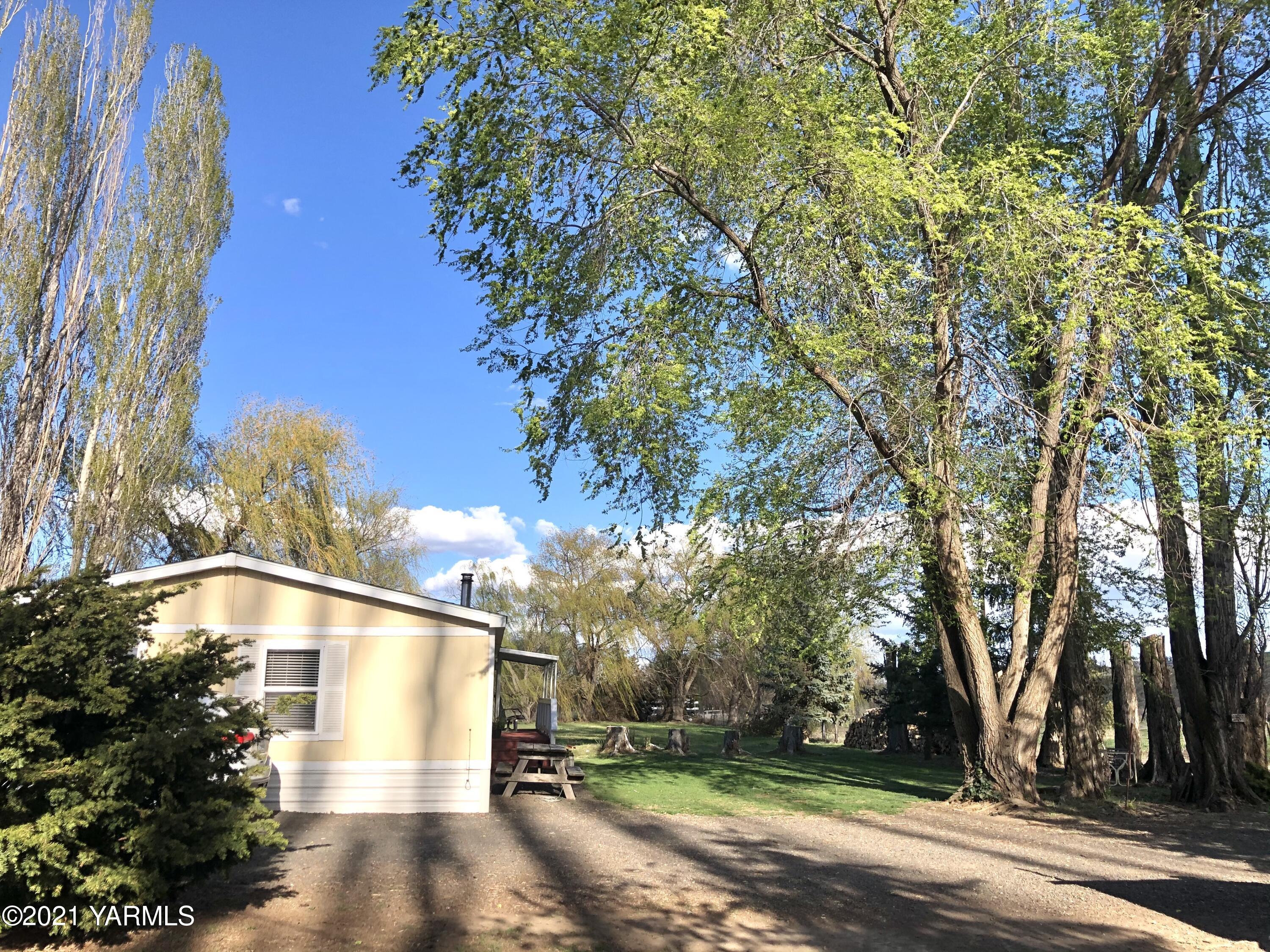 13807 Knox Road Yakima, WA 98908 - Photo 4 of 30 a view of a yard with plants and large trees