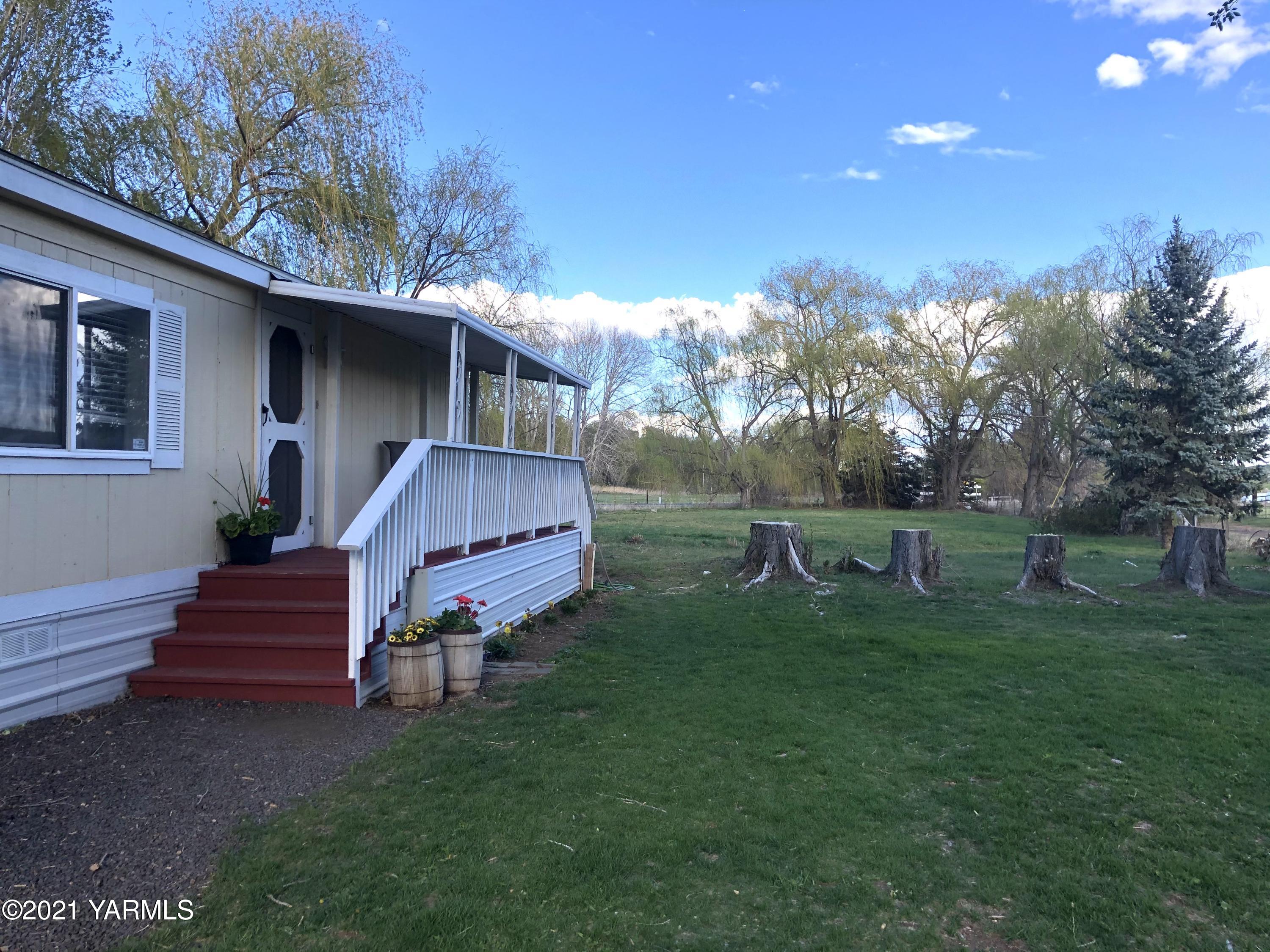 13807 Knox Road Yakima, WA 98908 - Photo 6 of 30 a garden view with a seating space