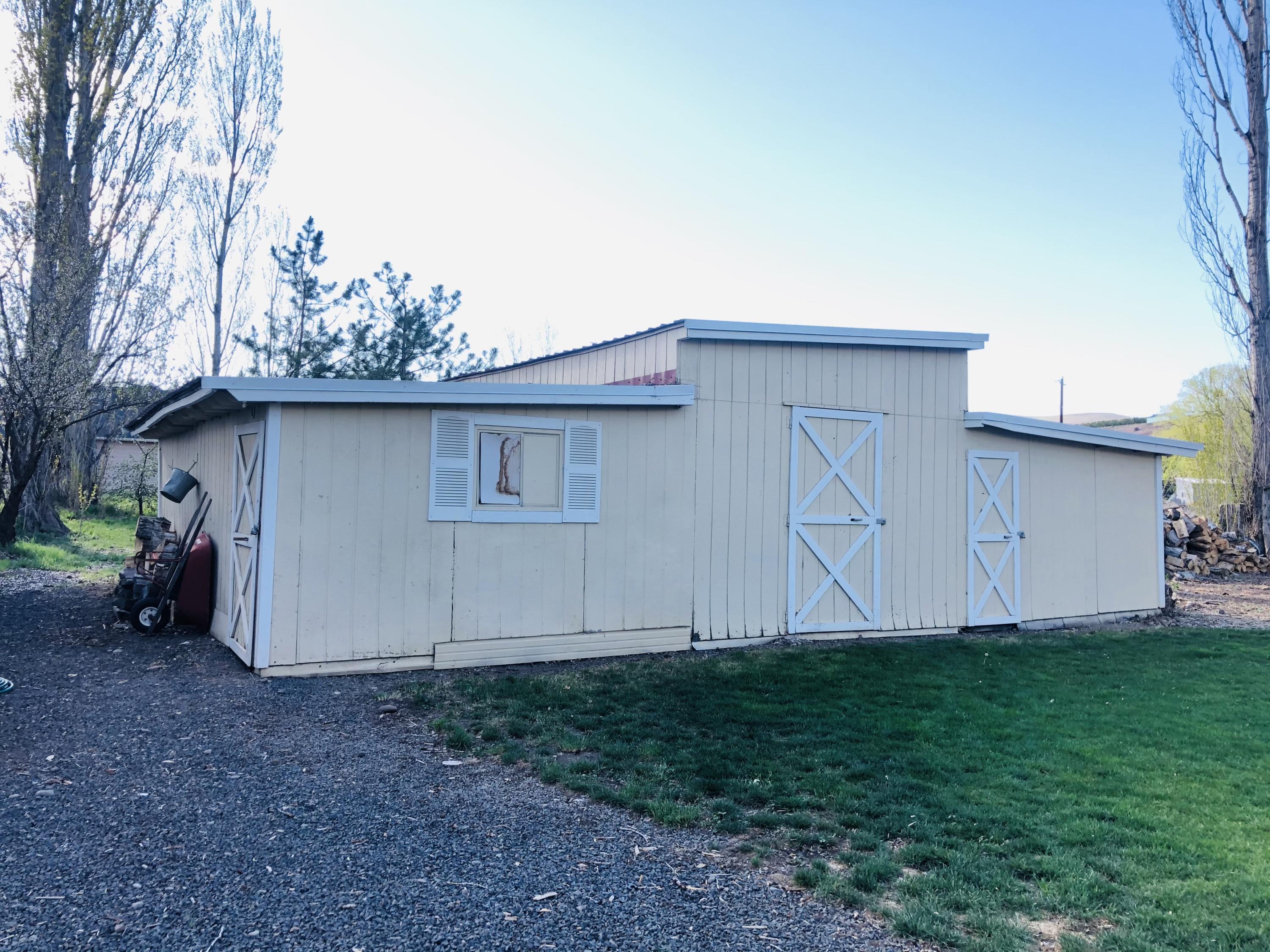 13807 Knox Road Yakima, WA 98908 - Photo 8 of 30 a backyard of a house with lots of green space
