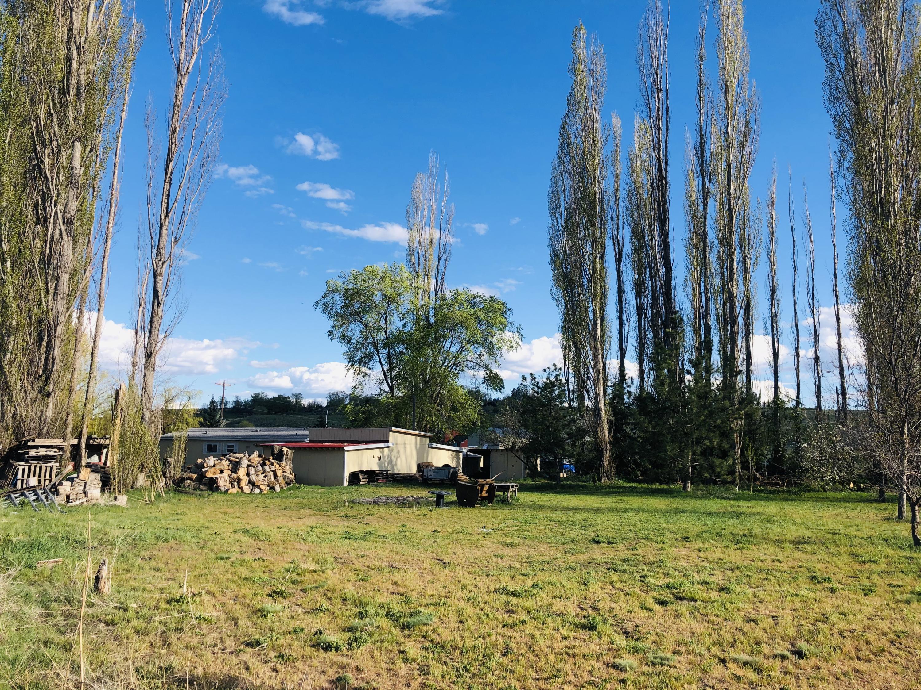 13807 Knox Road Yakima, WA 98908 - Photo 10 of 30 a house view with a garden space