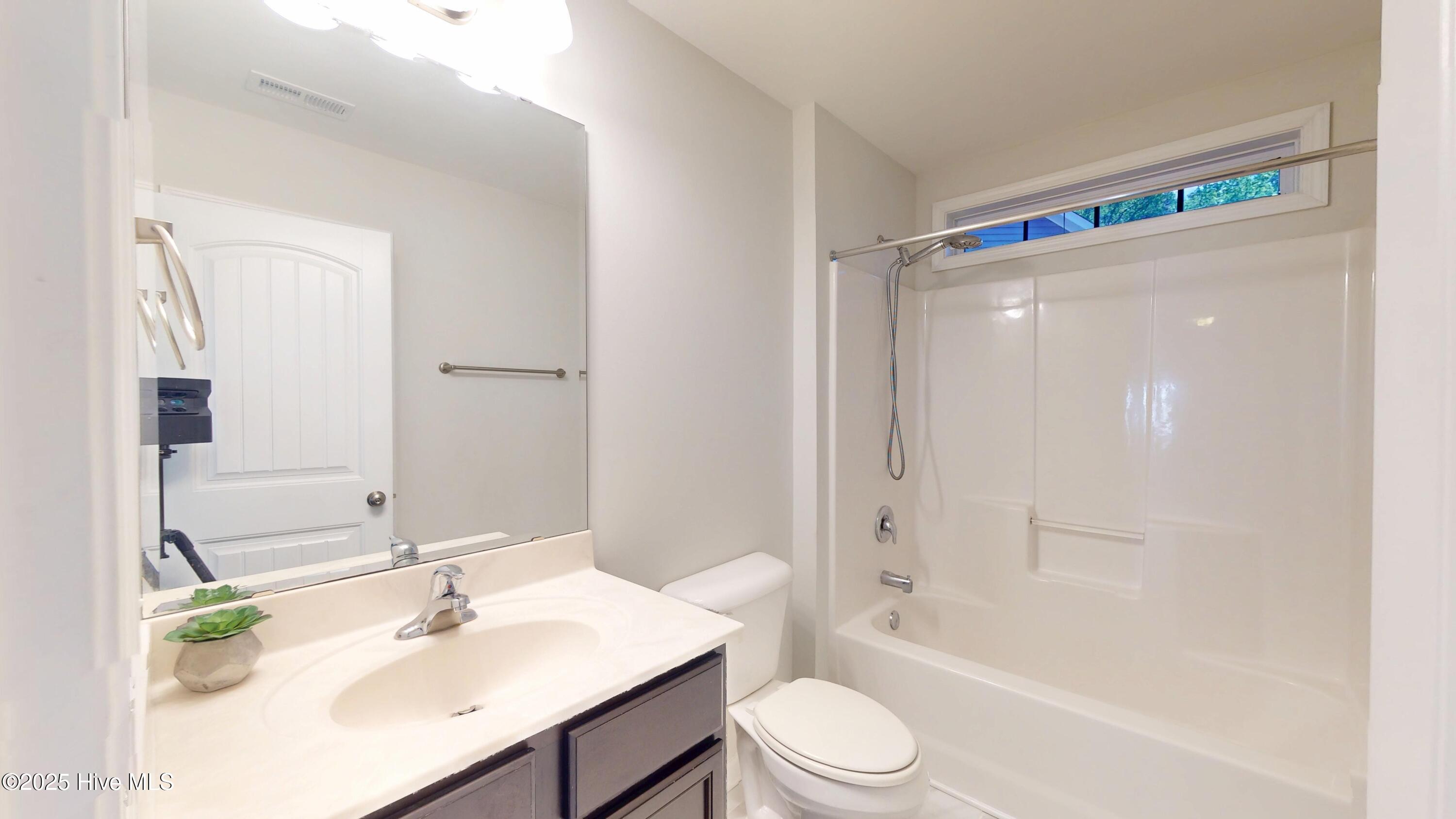 3363 Kellerton Place Wilmington, NC 28409 - Photo 22 of 32 2nd Floor Bathroom 2