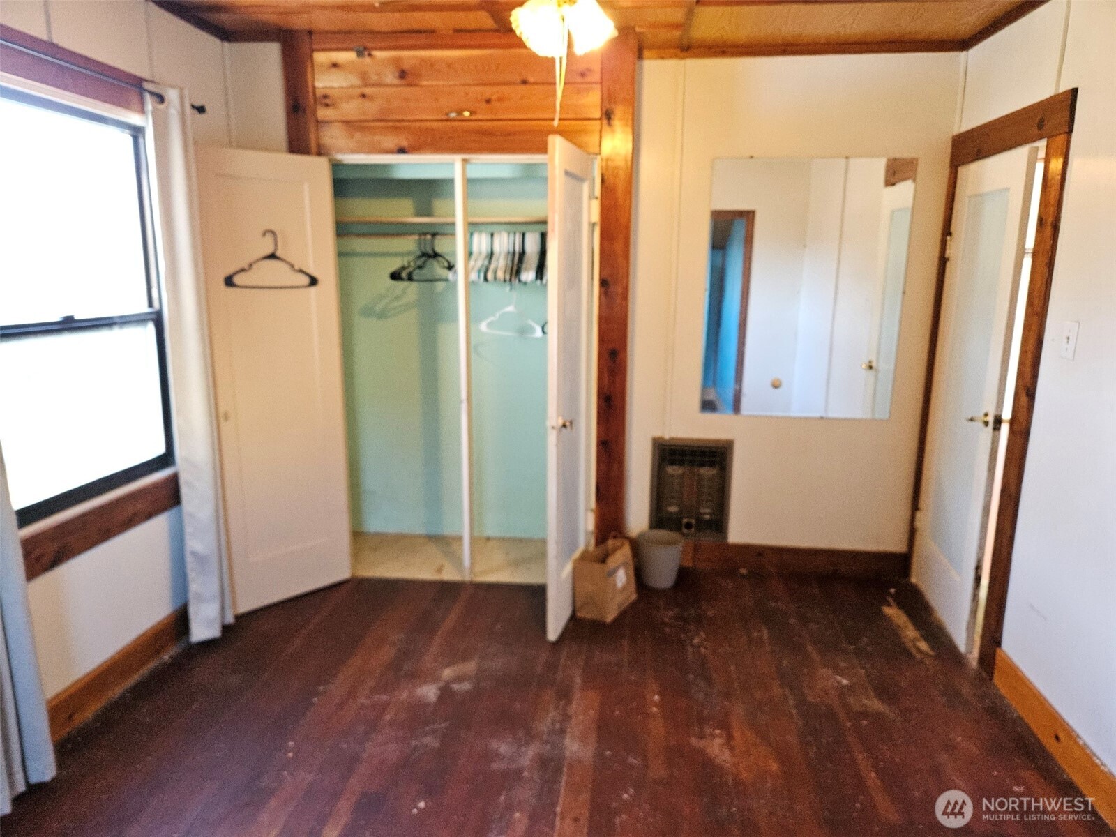 2625 Bench Drive Aberdeen, WA 98520 - Photo 5 of 16 a view of a bathroom with a tub and shower
