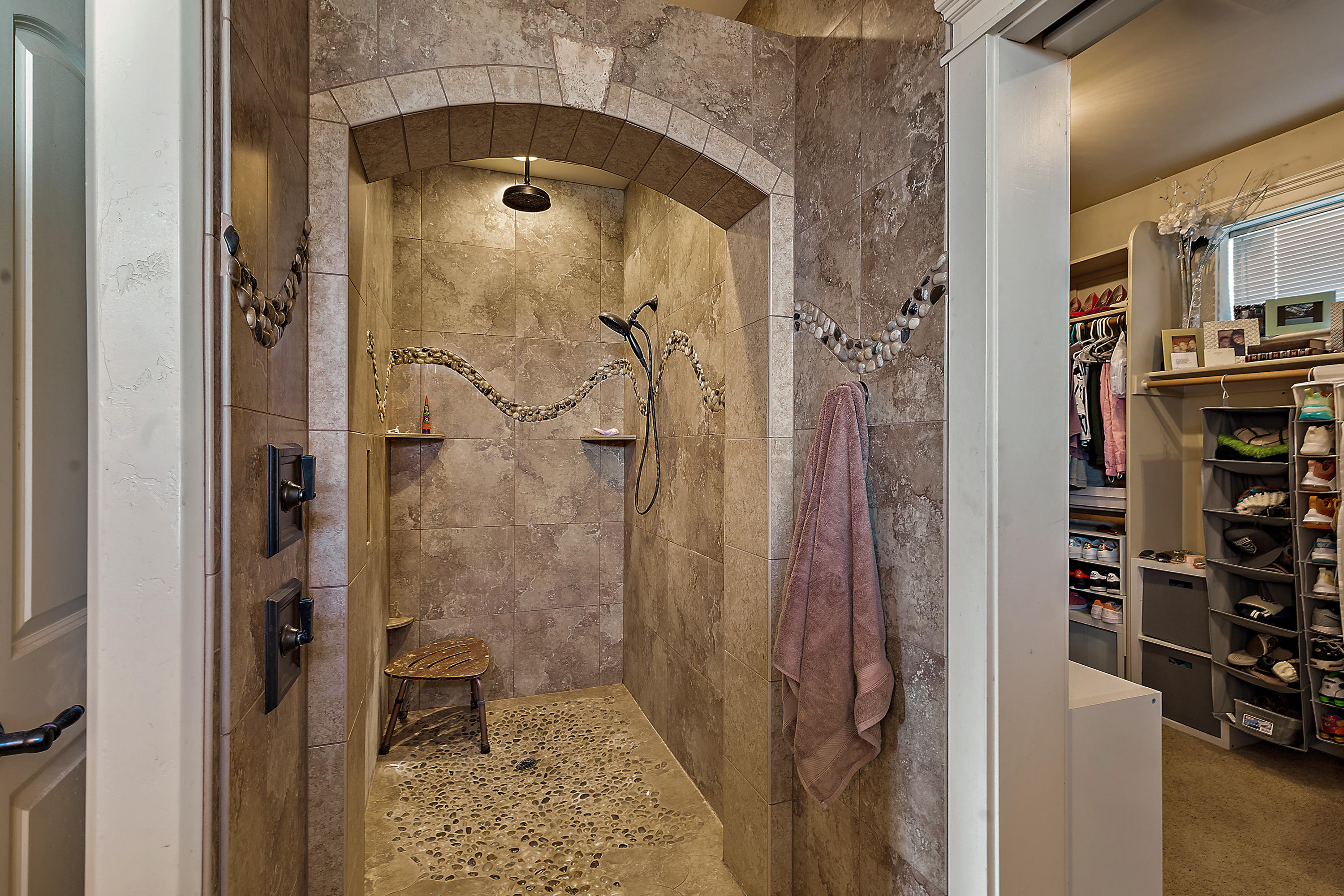 1013 Azure Way Eagle Point, OR 97524 - Photo 15 of 28 Master shower