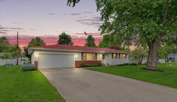 $159,200 | 204 Douglas Drive, Tuscola, IL 61953
