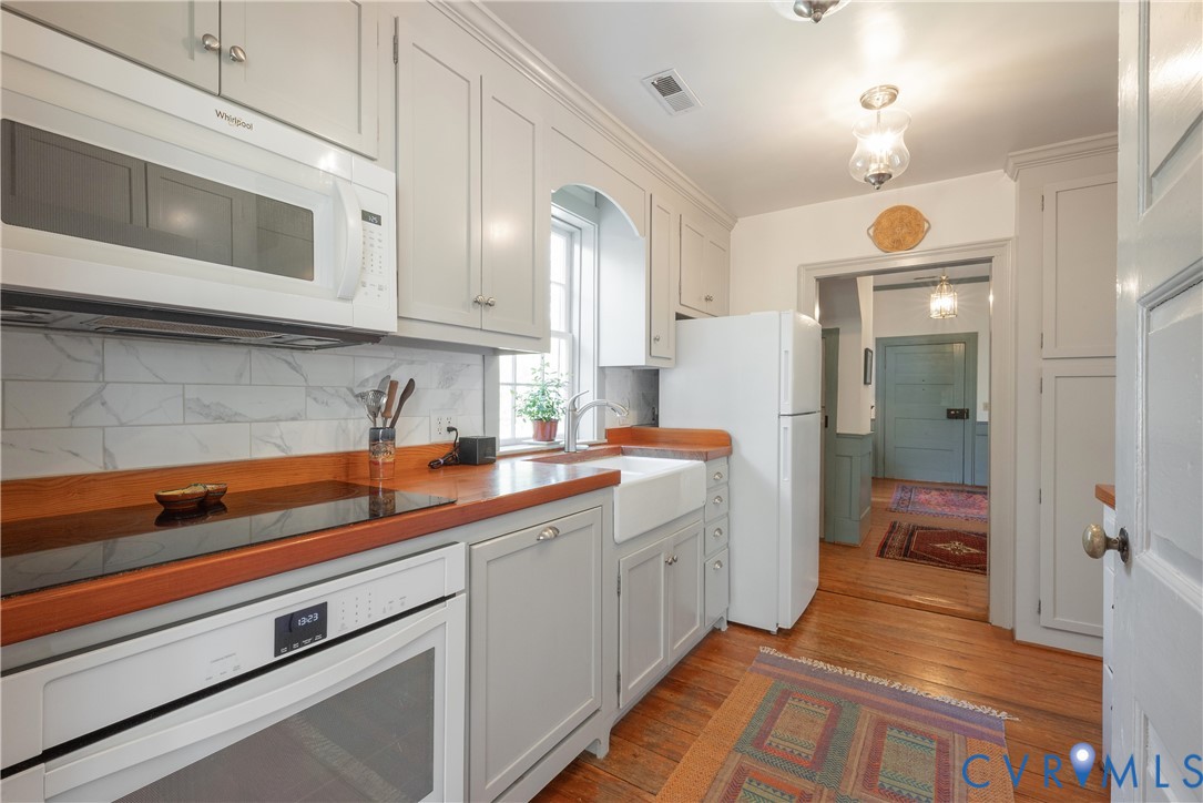 6353 Godwin Boulevard Suffolk, VA 23432 - Photo 11 of 50 Whirlpool electric smooth cooktop with oven beneat