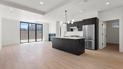 $4,395 | 1801 West Grand Avenue, Unit 201, Chicago, IL 60622