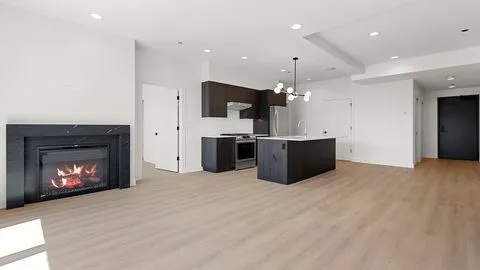 $4,395 | 1801 West Grand Avenue, Unit 201, Chicago, IL 60622